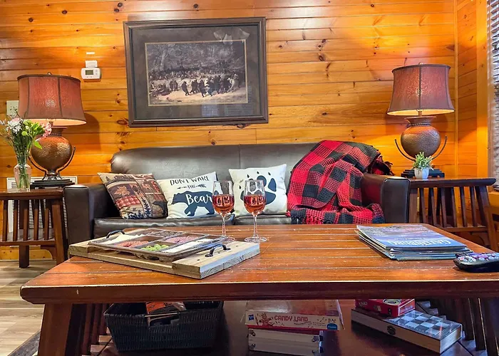 Spacious Resort Log Cabin, Easy Drive, Hot Tub, Arcade Gameroom, Mountain Vibe