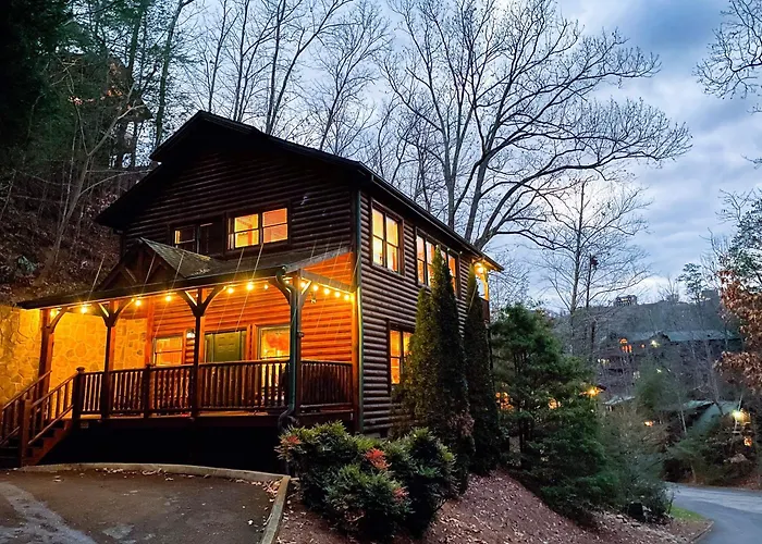 Spacious Resort Log Cabin, Easy Drive, Hot Tub, Arcade Gameroom, Mountain Vibe